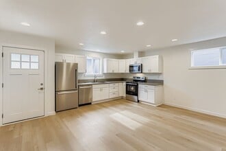 5021 SE Haig St in Portland, OR - Building Photo - Building Photo