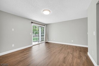 116 Raintree Ln in Mahwah, NJ - Foto de edificio - Building Photo