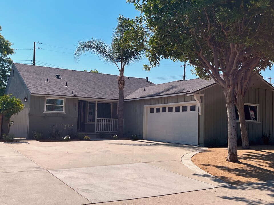 6945 Cedros Ave in Van Nuys, CA - Building Photo