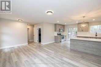 402 Third Line in Oakville, ON - Building Photo - Building Photo