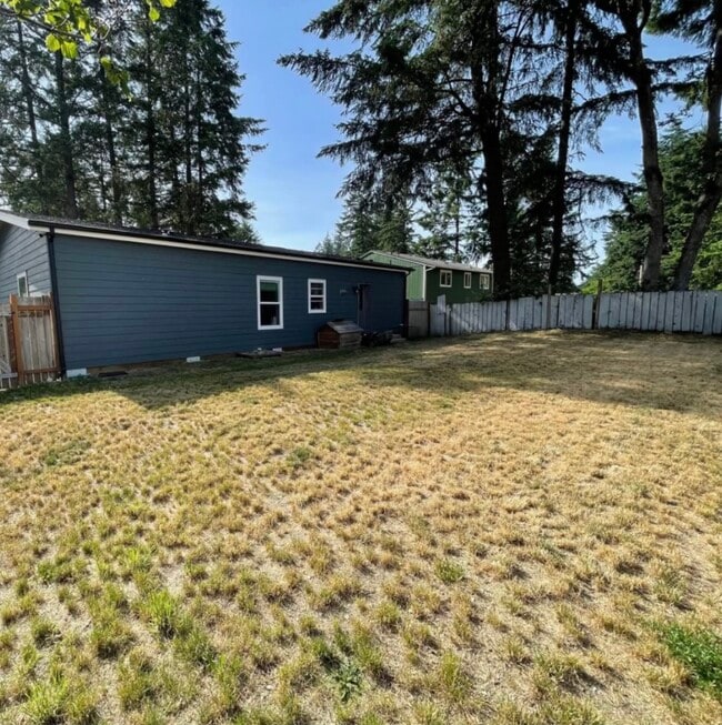 25509 32nd Ave E in Spanaway, WA - Foto de edificio - Building Photo