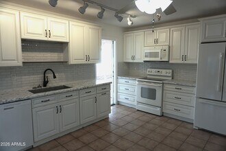 2331 E Betty Elyse Ln in Phoenix, AZ - Building Photo - Building Photo