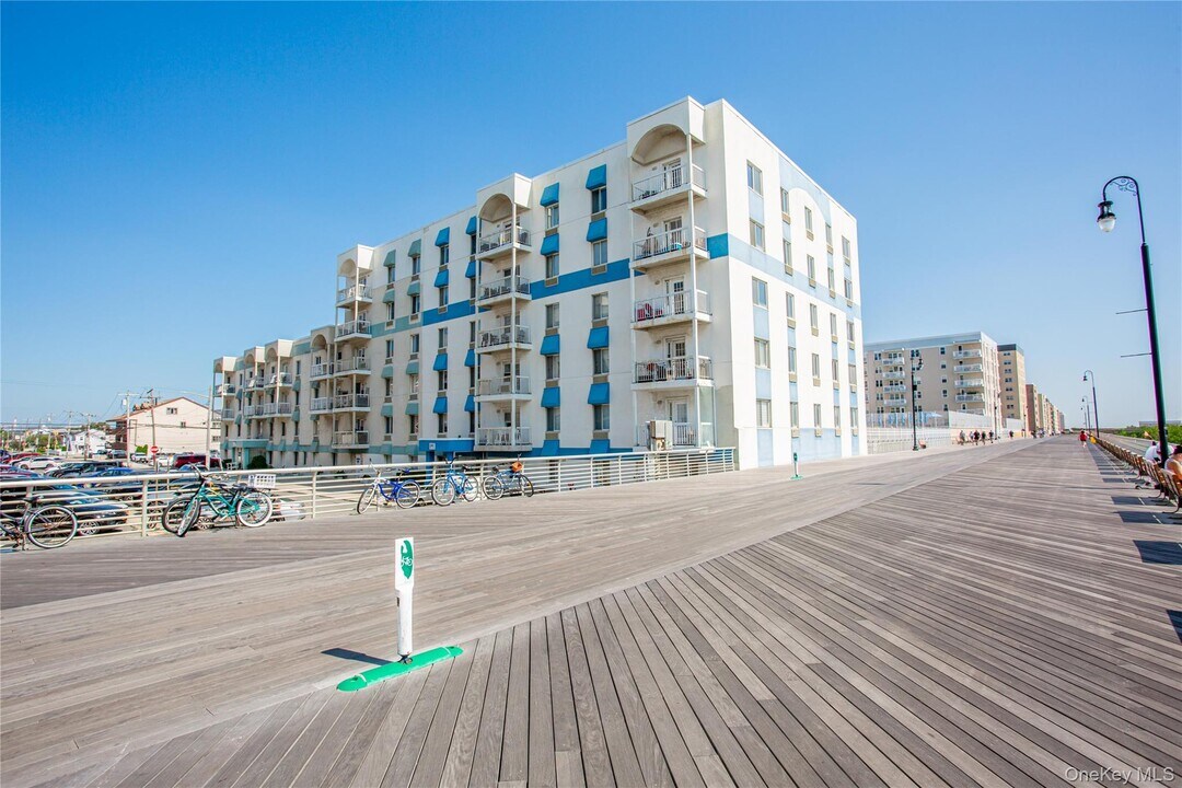 10 Franklin Blvd in Long Beach, NY - Building Photo