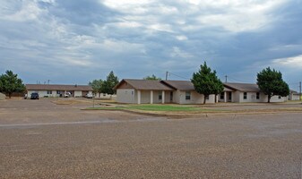Cottonwood Square in Lorenzo, TX - Building Photo