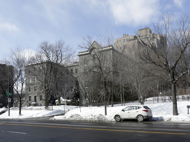 Le Manoir de Belmont in Montréal, QC - Building Photo - Building Photo