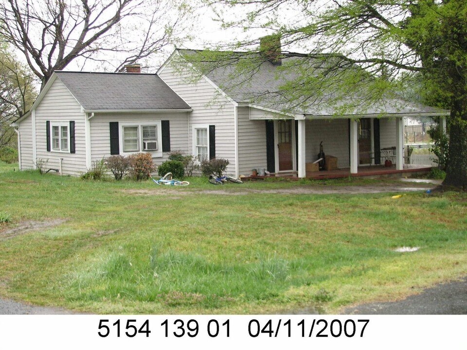 5809 Jones Rd in Winston-Salem, NC - Foto de edificio