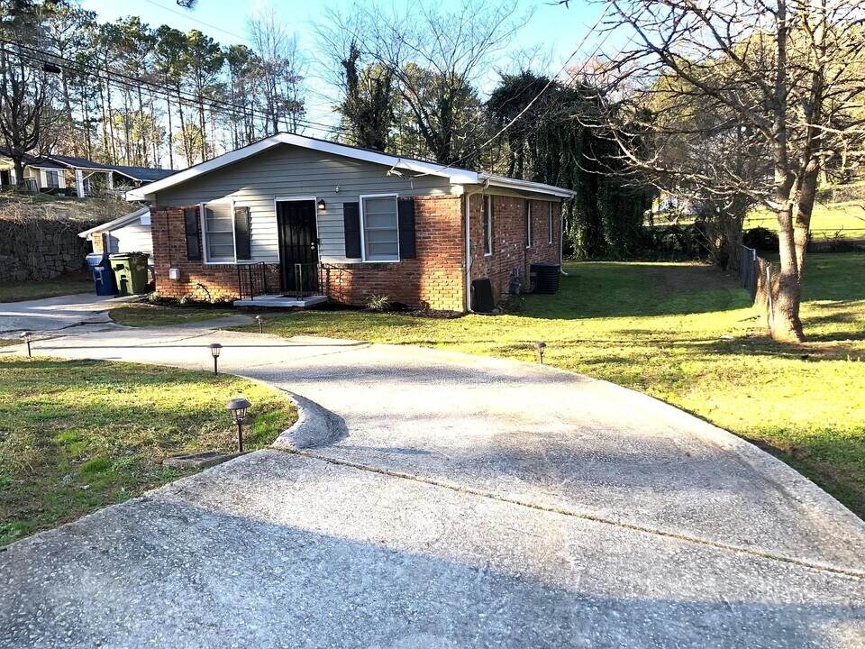 3889 Branch Dr SW in Atlanta, GA - Building Photo