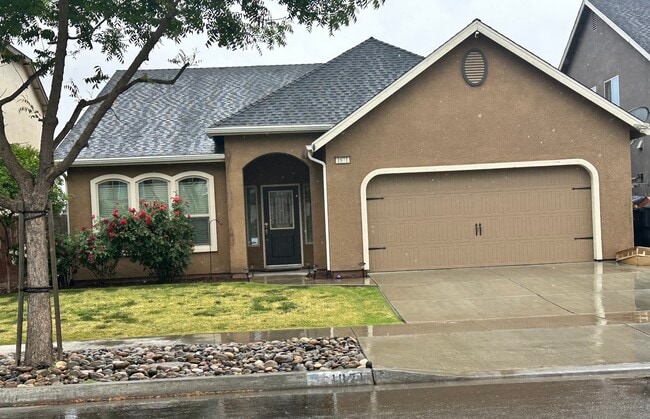 1871 W Humboldt Dr in Hanford, CA - Building Photo - Building Photo