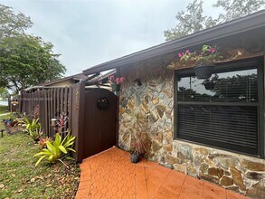 318 Briarwood Cir in Hollywood, FL - Building Photo - Building Photo