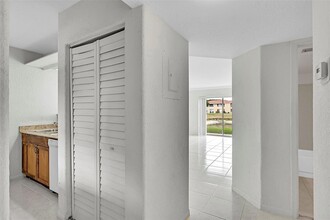 10149 Twin Lakes Dr, Unit 2-B in Coral Springs, FL - Foto de edificio - Building Photo