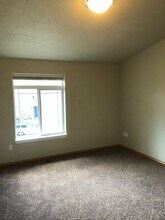 136 SW Sharon Jane Pl in McMinnville, OR - Building Photo - Building Photo
