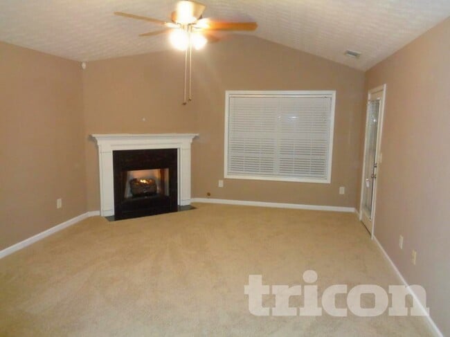 613 Shadow Lake Dr in Lithonia, GA - Foto de edificio - Building Photo