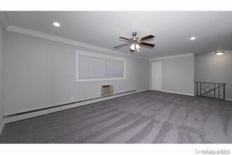 90 Middleton Rd in Bohemia, NY - Foto de edificio - Building Photo