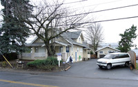 4936 NE 105th Ave in Portland, OR - Foto de edificio - Building Photo