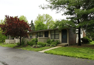 Clearwater Apartments in Eastlake, OH - Foto de edificio - Building Photo