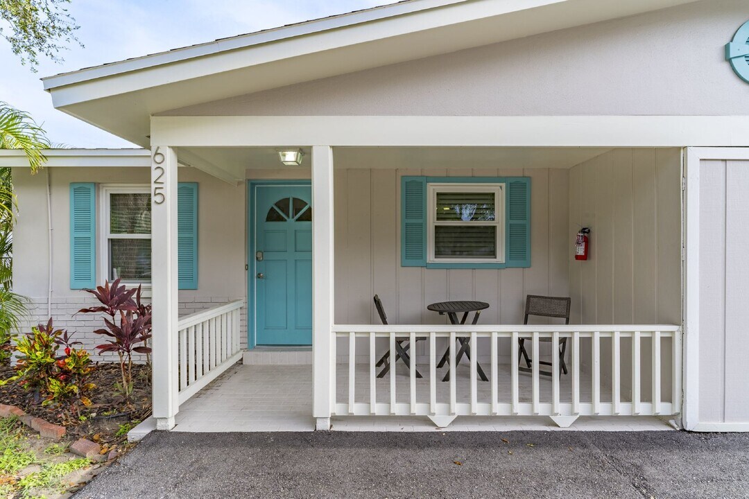 625 Lyndhurst St in Dunedin, FL - Foto de edificio