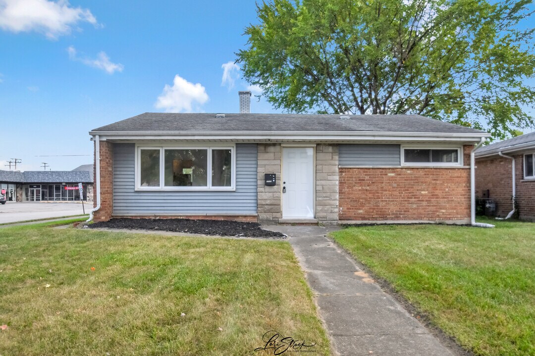 17103 Burnham Ave in Lansing, IL - Foto de edificio