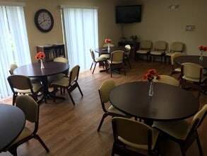 Charles Major Manor Affordable Senior Housing in Shelbyville, IN - Foto de edificio - Building Photo