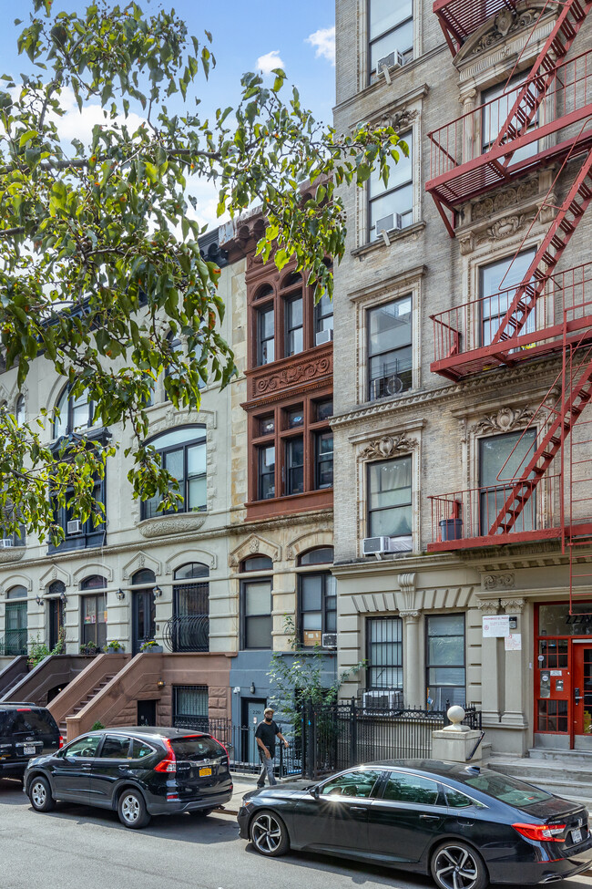 220 W 122nd St in New York, NY - Foto de edificio - Building Photo