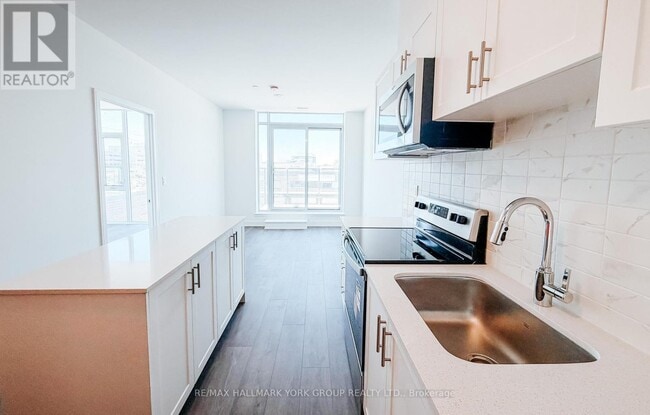 705 Davis Dr in Newmarket, ON - Building Photo - Building Photo