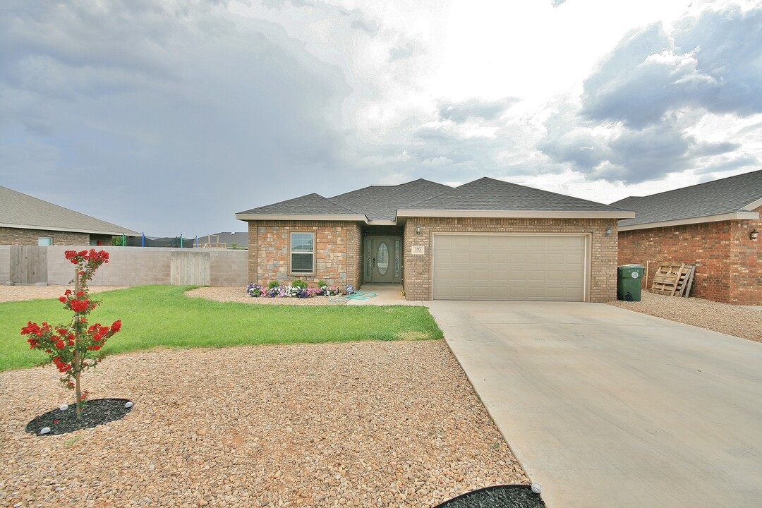 305 Almond Tree Ln in Clovis, NM - Building Photo