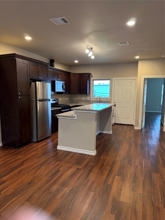 6539 Crestford Ln in Pasadena, TX - Building Photo