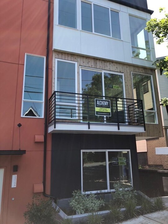 2515 E Yesler Wy in Seattle, WA - Building Photo