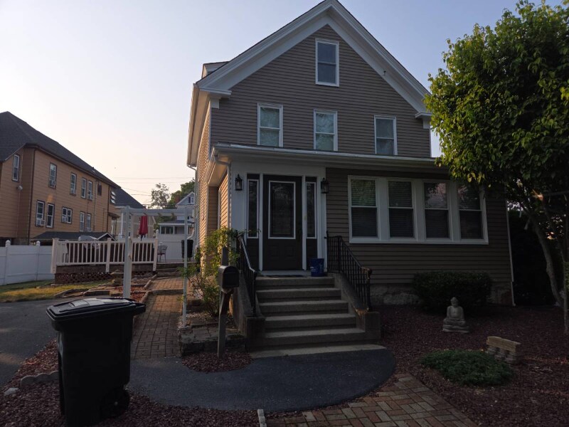 26 1/2 Pearl St in Milford, MA - Building Photo