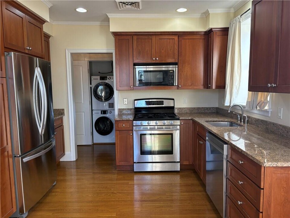 1180 Narragansett Blvd in Cranston, RI - Building Photo