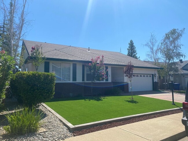 381 Bountiful Path in Redding, CA - Building Photo - Building Photo