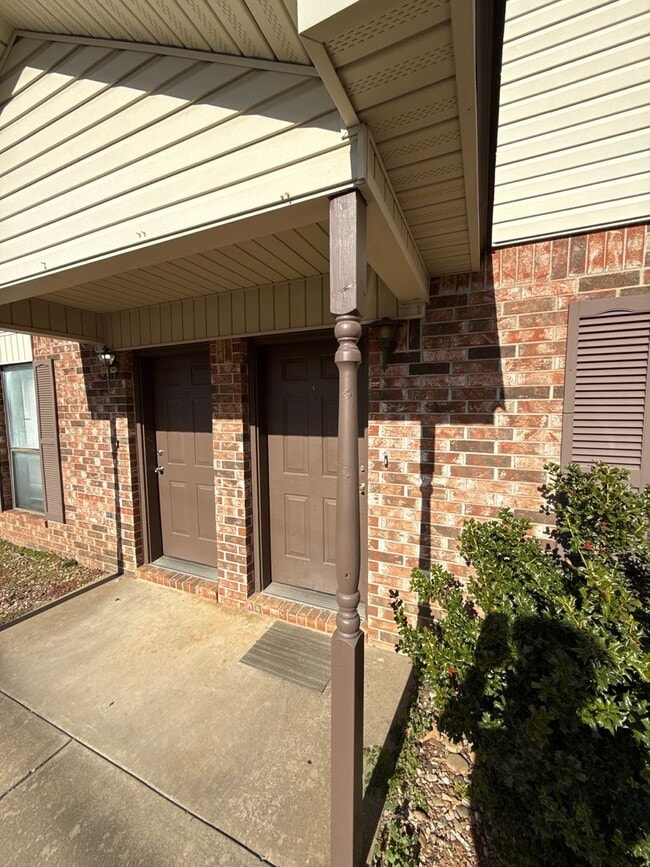 property at 1706 W 2nd St