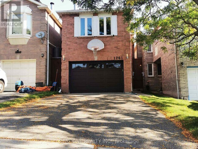 1261 Valerie Crescent in Oakville, ON - Building Photo - Building Photo