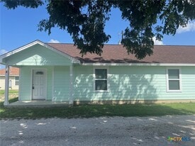 661 W Austin St in Luling, TX - Building Photo