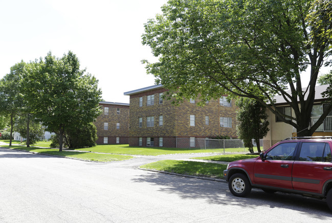 Madison Apartments in Anoka, MN - Building Photo - Building Photo