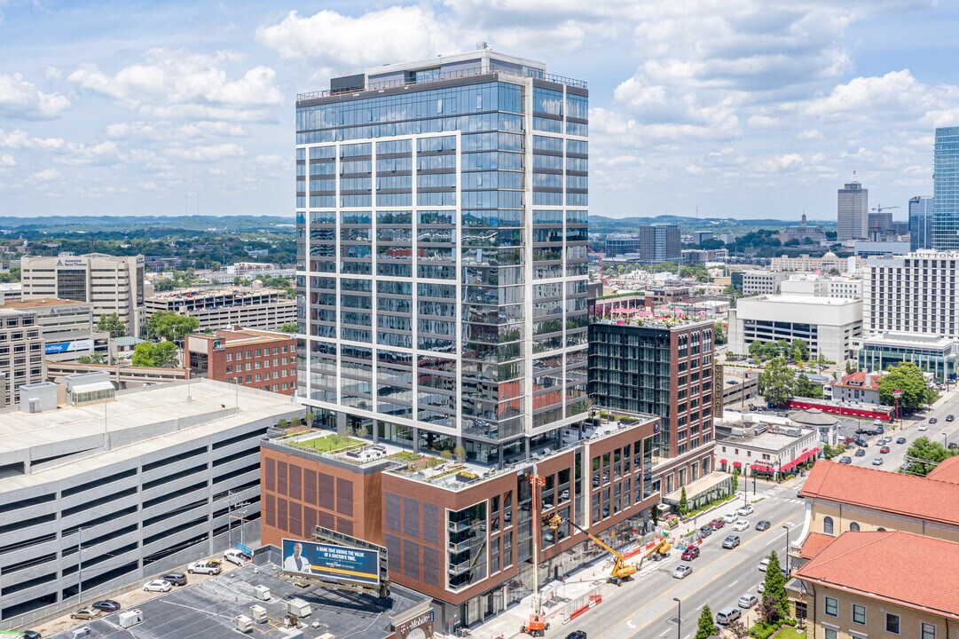 2010 West End in Nashville, TN - Foto de edificio