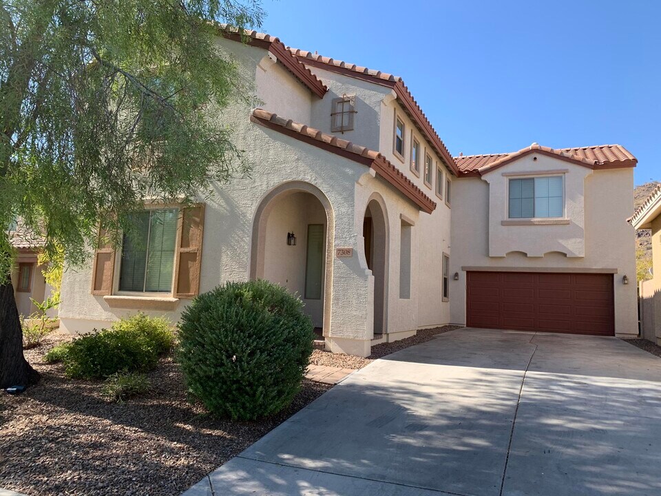 7308 W Montgomery Rd in Peoria, AZ - Building Photo