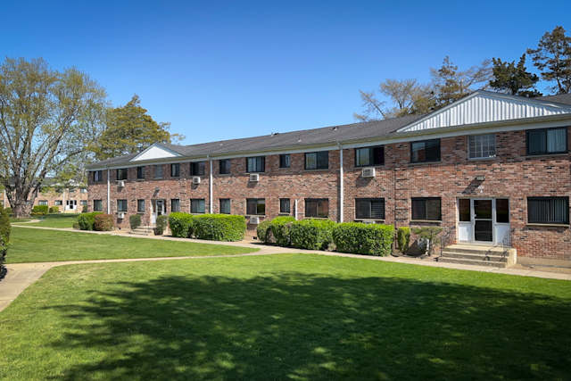 Fairfield Hedges North at Bay Shore in Bay Shore, NY - Building Photo - Building Photo