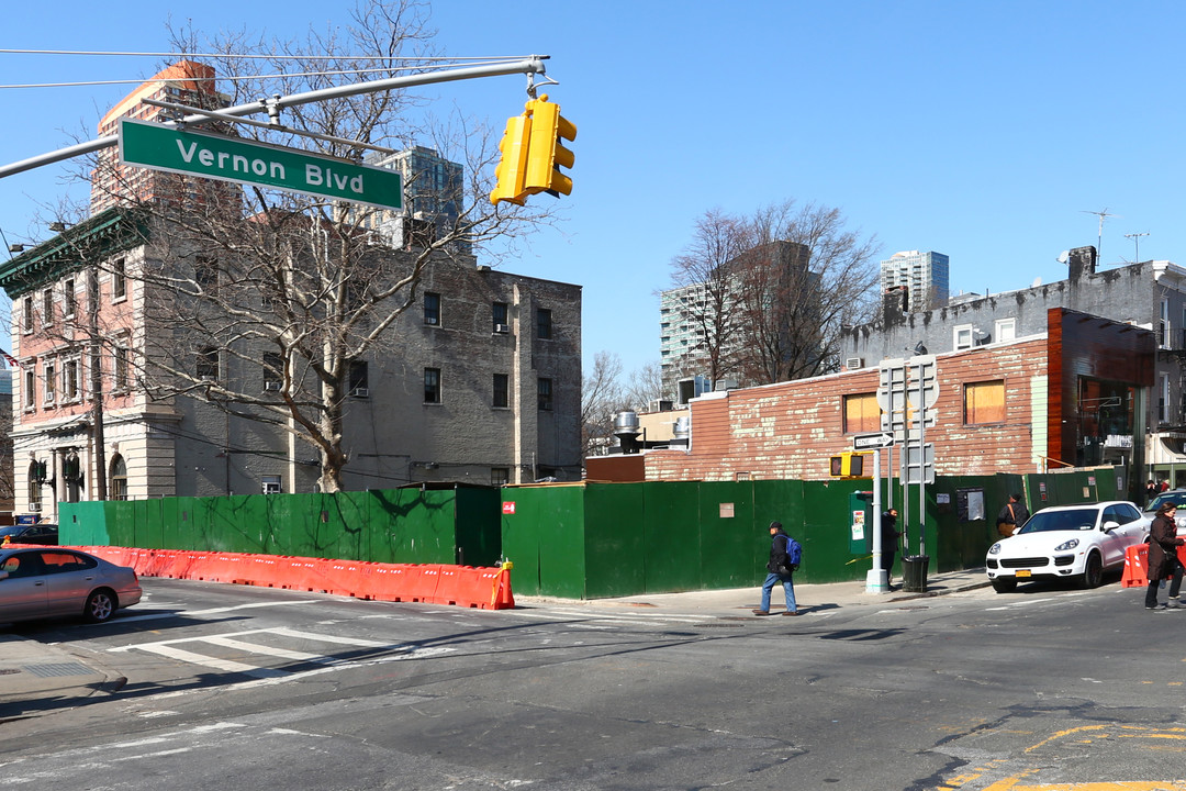 49-18 Vernon Blvd in Long Island City, NY - Building Photo