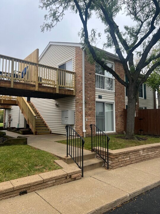 1874 Huntington Blvd in Hoffman Estates, IL - Building Photo
