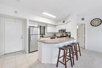 2105 Lavers Cir, Unit 305 in Delray Beach, FL - Building Photo - Building Photo
