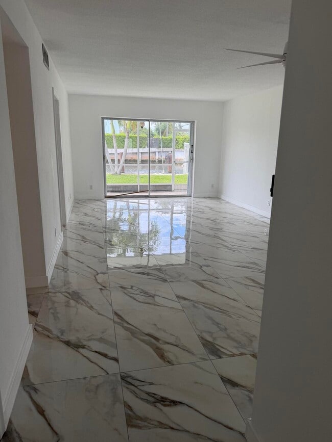 1100 Pine Dr in Pompano Beach, FL - Building Photo - Building Photo