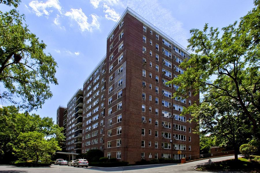 Briar Oaks in Bronx, NY - Building Photo