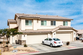 West Main Villas in Hesperia, CA - Building Photo - Building Photo