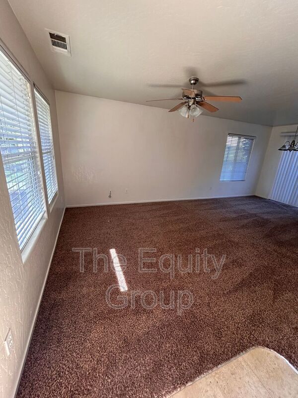 1786 Paseo Del Lago in Tulare, CA - Building Photo - Building Photo
