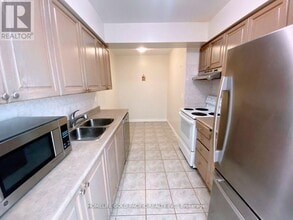 18 Sommerset Way in Toronto, ON - Building Photo - Building Photo
