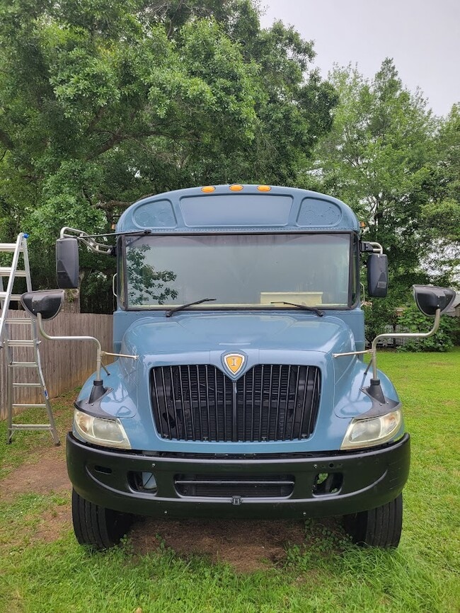 2450 44th St S, Unit Skoolie in St. Petersburg, FL - Foto de edificio - Building Photo