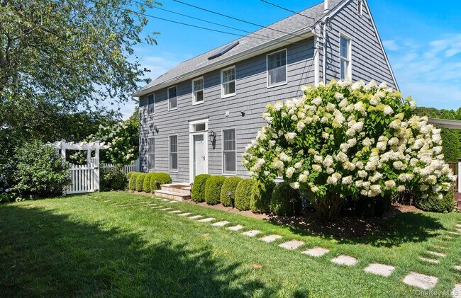 28 Windermere Dr in Sag Harbor, NY - Building Photo - Building Photo