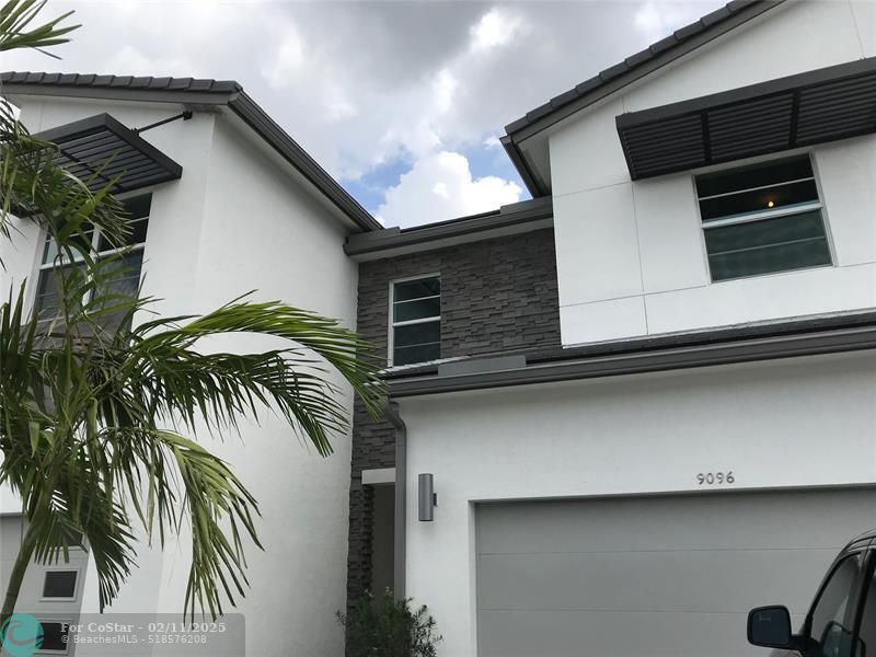 9096 Kingsmoor Wy in Wellington, FL - Building Photo