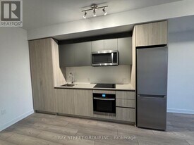 5858 Yonge St in Toronto, ON - Building Photo