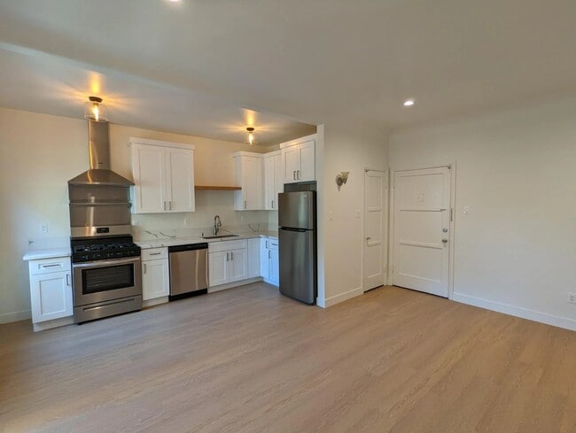 559 Normandie Ave in Los Angeles, CA - Building Photo - Building Photo